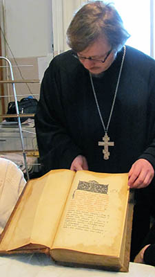 Отец Петр рассказывает о старинных православных церковных книгах